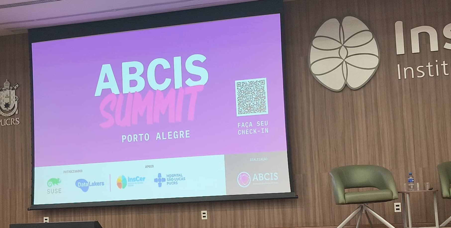Auditório de evento de saúde digital com plateia de gestores hospitalares