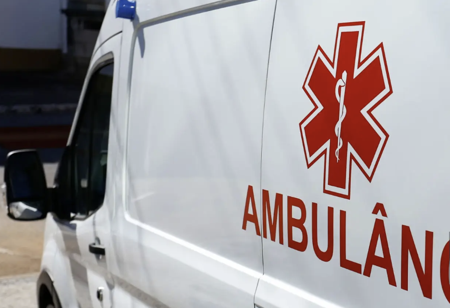 Fachadas de dois hospitais brasileiros de porte semelhante
