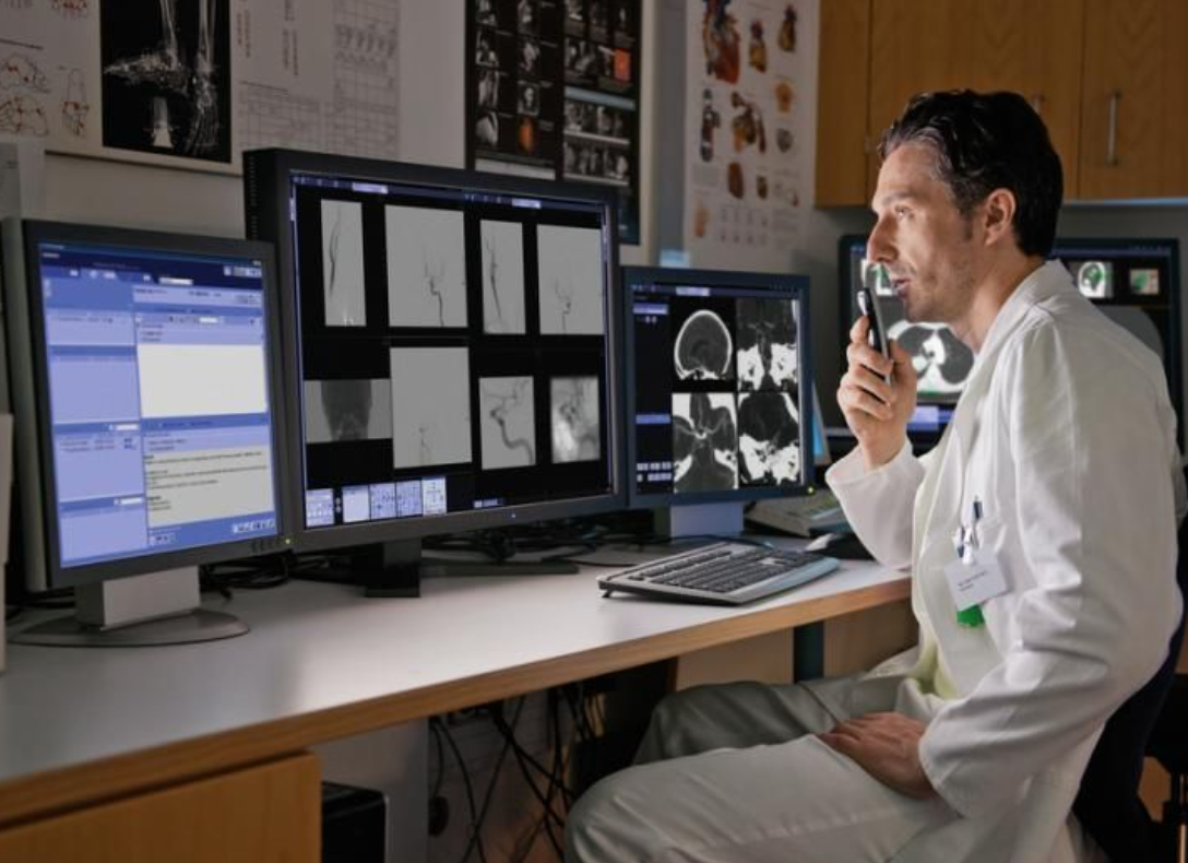 Profissional de saúde usando software de gestão em consultório médico