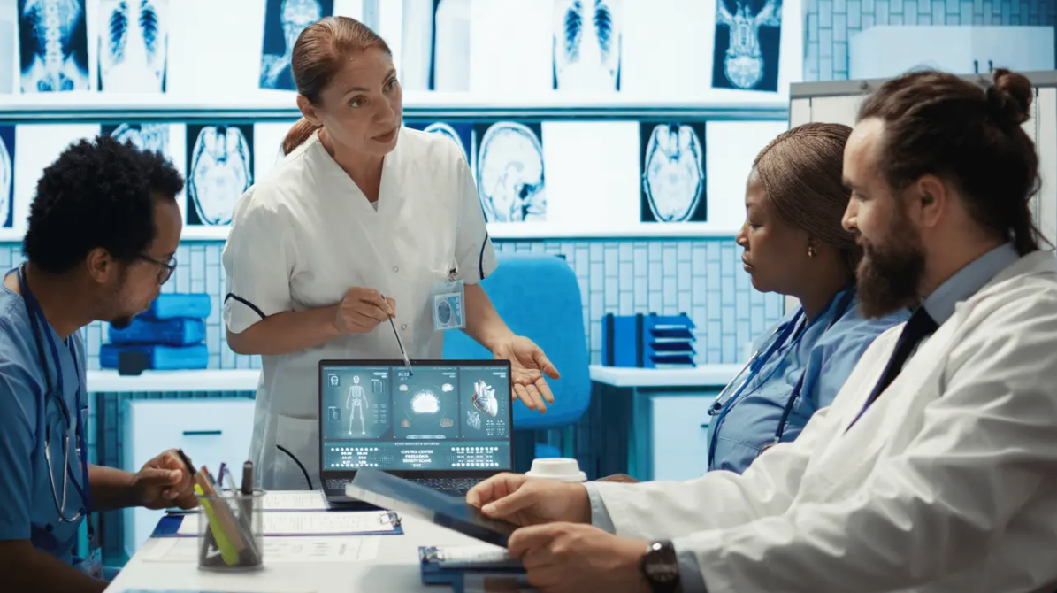 Equipe hospitalar analisando fluxos de gestão e dados operacionais