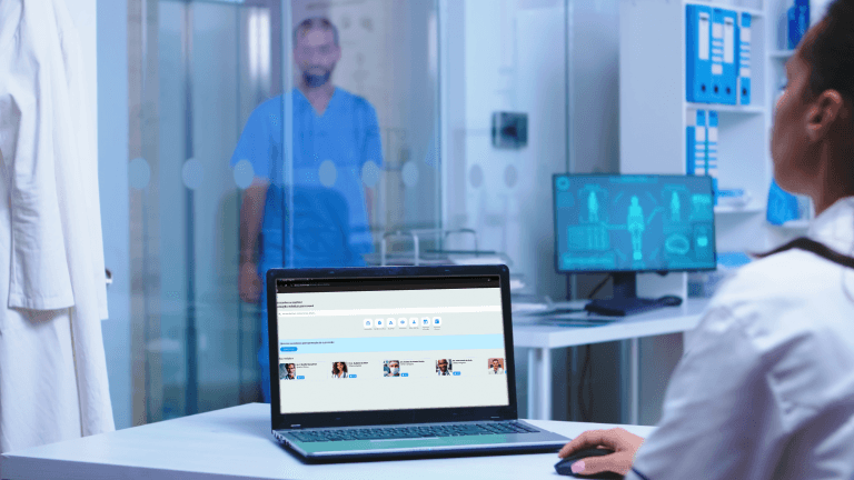 Interface de software hospitalar exibindo prontuário eletrônico e agendamento online